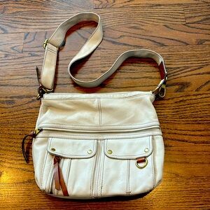✨Fossil cram leather adorable crossbody✨